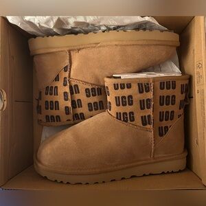 UGG W Classic Mini ii Graphic Logo Boots